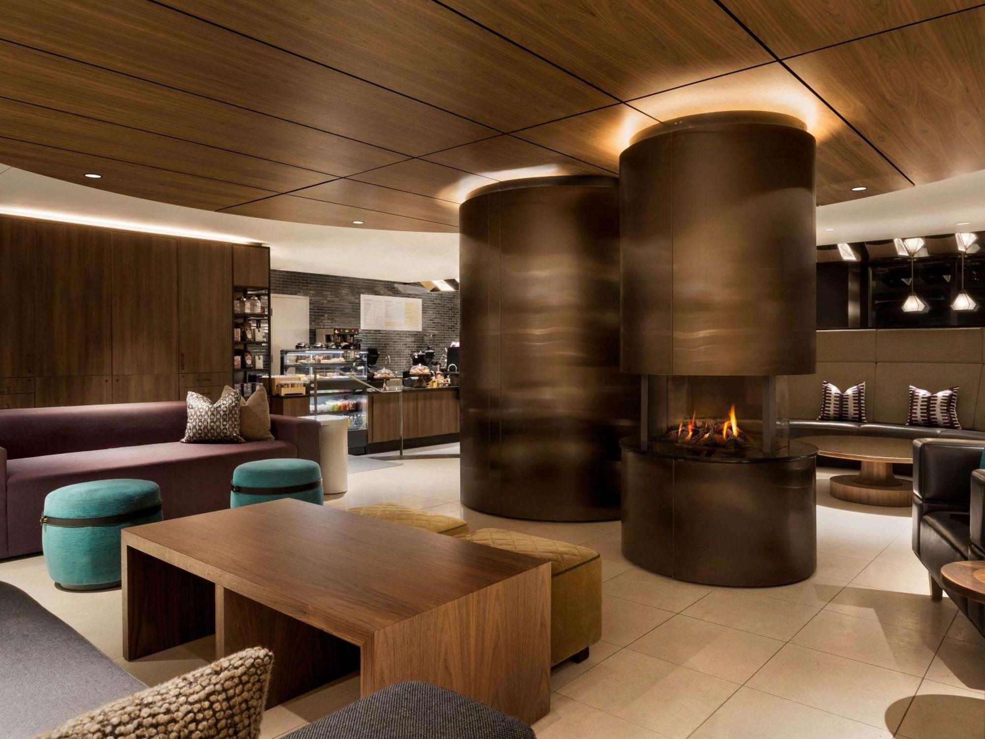费尔蒙伊丽莎白女王酒店 蒙特利尔 外观 照片 The lounge at London Heathrow Airport