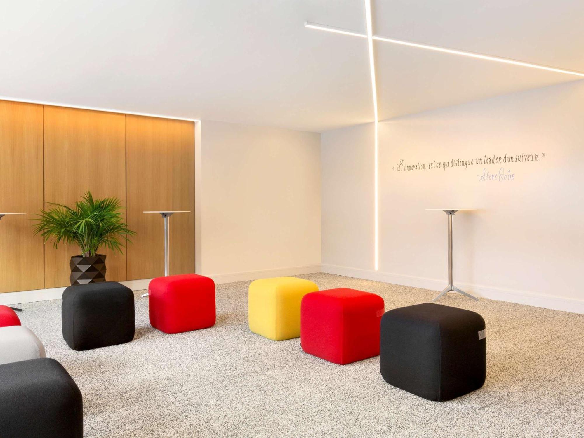 费尔蒙伊丽莎白女王酒店 蒙特利尔 外观 照片 Interior of the German Embassy in Madrid